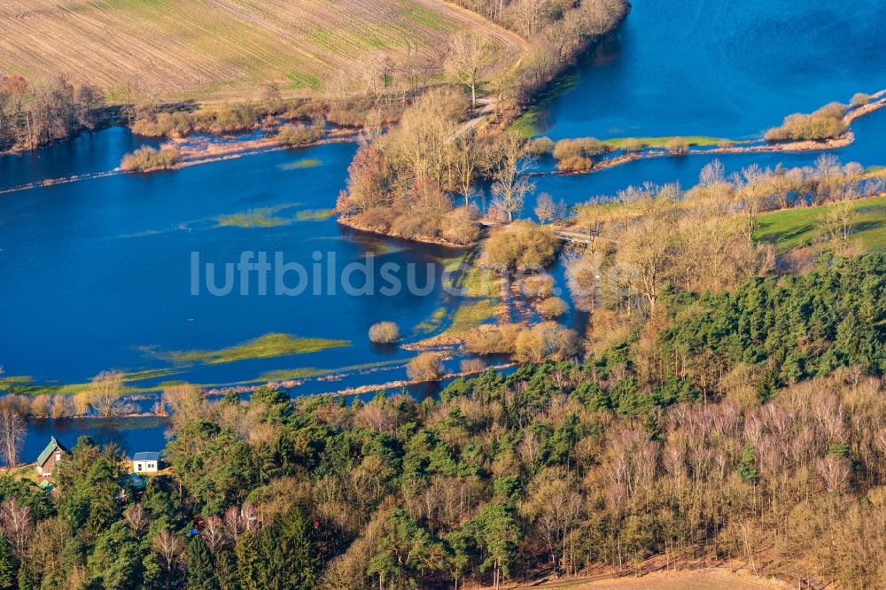 Bremervörde aus der Vogelperspektive: Überflutete Flutungswiesen am Hochwasser- Pegel führenden Flußbett der Oste in Bremervörde im Bundesland Niedersachsen, Deutschland