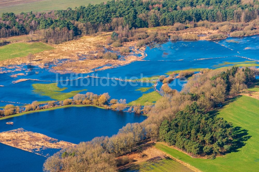 Luftbild Bremervörde - Überflutete Flutungswiesen am Hochwasser- Pegel führenden Flußbett der Oste in Bremervörde im Bundesland Niedersachsen, Deutschland