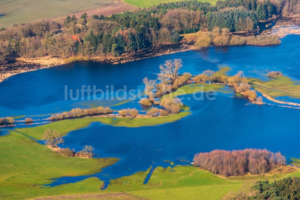 Luftaufnahme Bremervörde - Überflutete Flutungswiesen am Hochwasser- Pegel führenden Flußbett der Oste in Bremervörde im Bundesland Niedersachsen, Deutschland