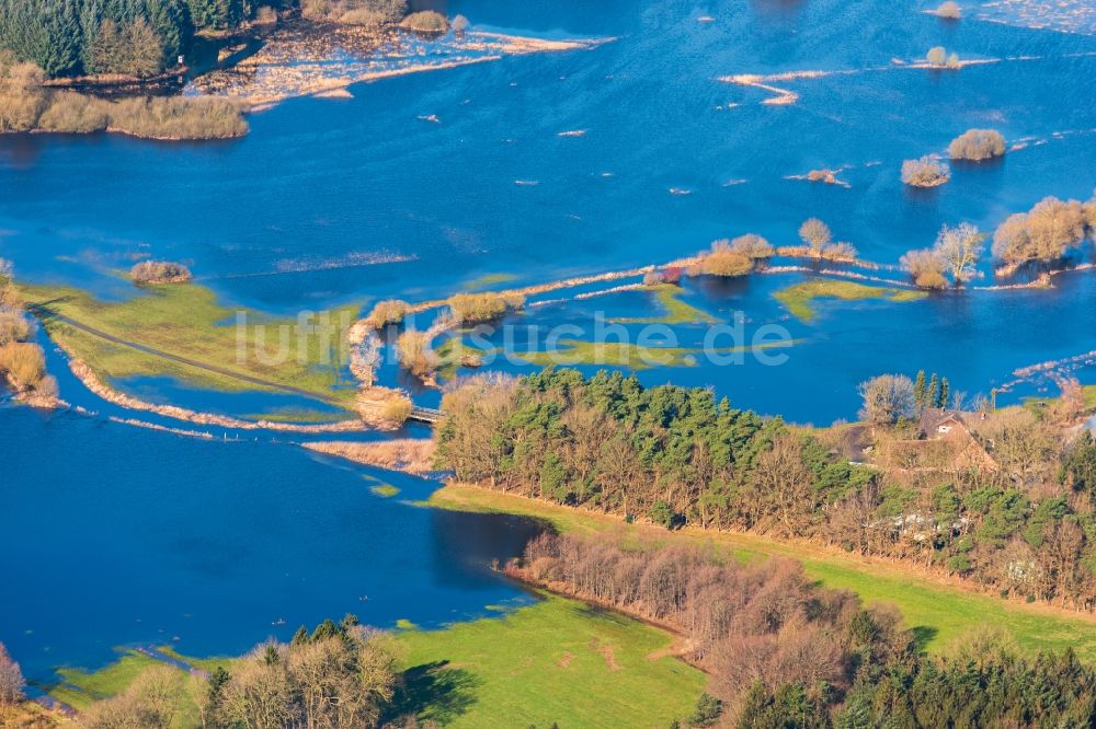 Bremervörde von oben - Überflutete Flutungswiesen am Hochwasser- Pegel führenden Flußbett der Oste in Bremervörde im Bundesland Niedersachsen, Deutschland