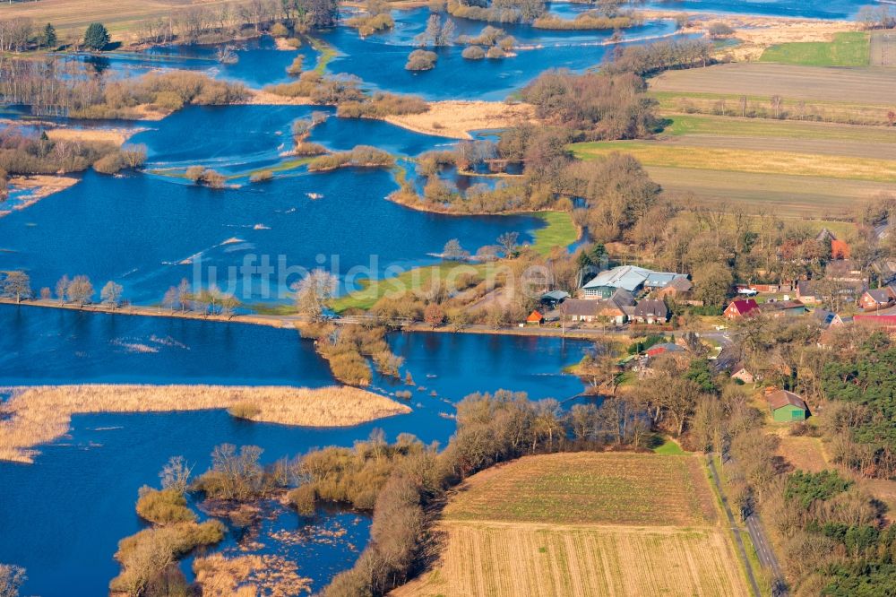 Luftaufnahme Bremervörde - Überflutete Flutungswiesen am Hochwasser- Pegel führenden Flußbett der Oste in Bremervörde im Bundesland Niedersachsen, Deutschland