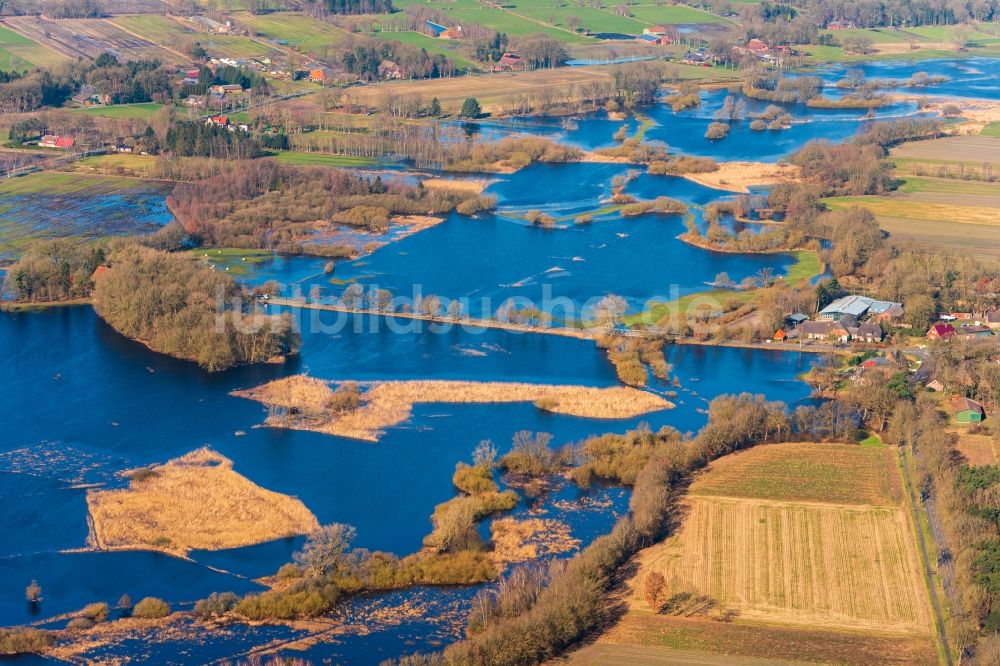 Bremervörde von oben - Überflutete Flutungswiesen am Hochwasser- Pegel führenden Flußbett der Oste in Bremervörde im Bundesland Niedersachsen, Deutschland