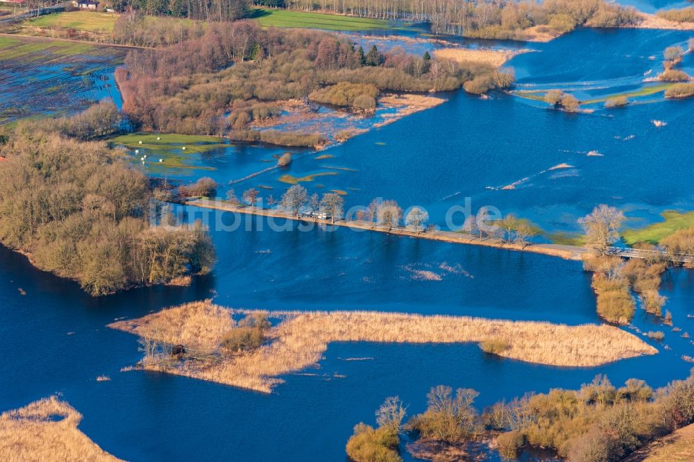 Luftbild Bremervörde - Überflutete Flutungswiesen am Hochwasser- Pegel führenden Flußbett der Oste in Bremervörde im Bundesland Niedersachsen, Deutschland