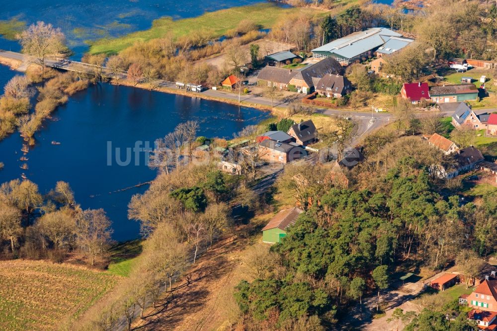 Bremervörde von oben - Überflutete Flutungswiesen am Hochwasser- Pegel führenden Flußbett der Oste in Bremervörde im Bundesland Niedersachsen, Deutschland