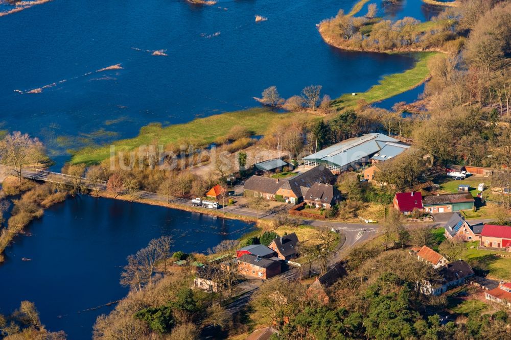 Bremervörde aus der Vogelperspektive: Überflutete Flutungswiesen am Hochwasser- Pegel führenden Flußbett der Oste in Bremervörde im Bundesland Niedersachsen, Deutschland