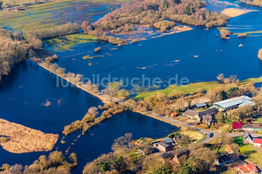 Luftaufnahme Bremervörde - Überflutete Flutungswiesen am Hochwasser- Pegel führenden Flußbett der Oste in Bremervörde im Bundesland Niedersachsen, Deutschland