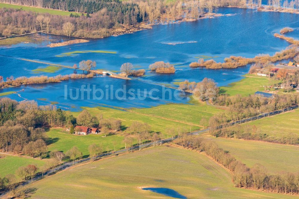 Bremervörde aus der Vogelperspektive: Überflutete Flutungswiesen am Hochwasser- Pegel führenden Flußbett der Oste in Bremervörde im Bundesland Niedersachsen, Deutschland