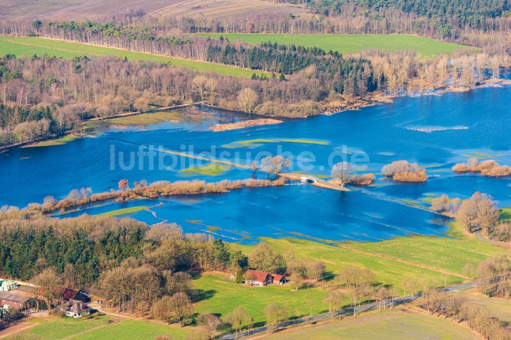 Luftbild Bremervörde - Überflutete Flutungswiesen am Hochwasser- Pegel führenden Flußbett der Oste in Bremervörde im Bundesland Niedersachsen, Deutschland