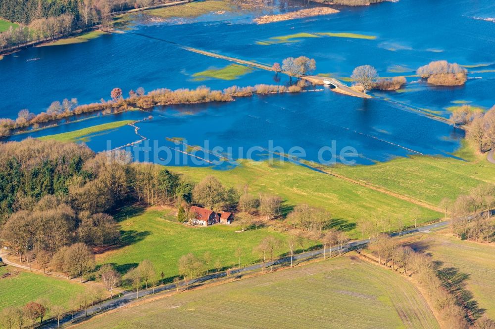 Luftaufnahme Bremervörde - Überflutete Flutungswiesen am Hochwasser- Pegel führenden Flußbett der Oste in Bremervörde im Bundesland Niedersachsen, Deutschland