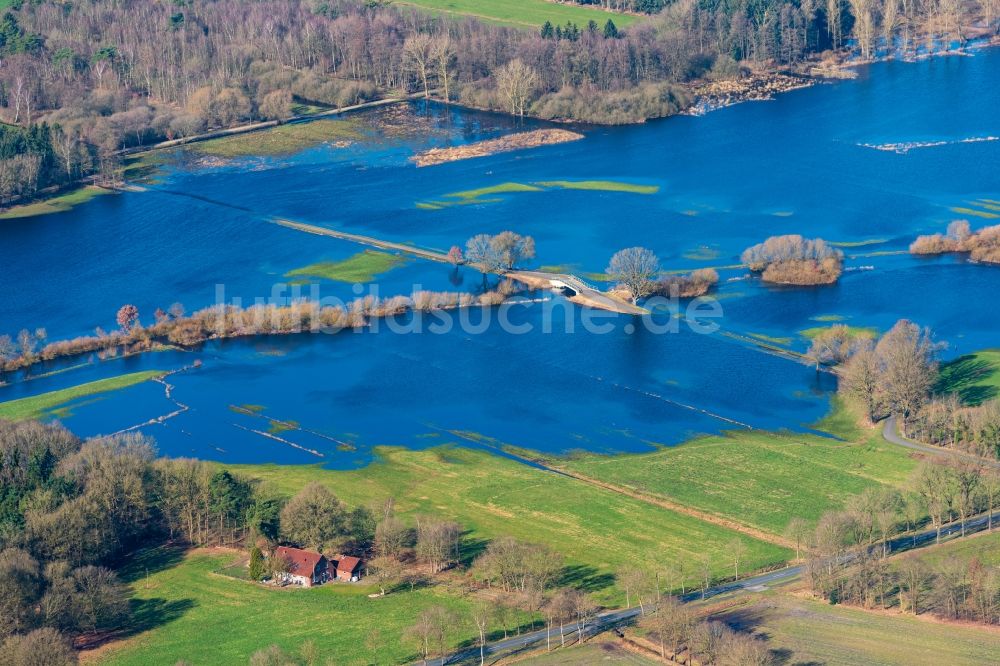 Bremervörde von oben - Überflutete Flutungswiesen am Hochwasser- Pegel führenden Flußbett der Oste in Bremervörde im Bundesland Niedersachsen, Deutschland