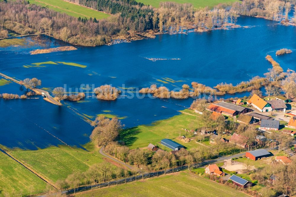 Bremervörde aus der Vogelperspektive: Überflutete Flutungswiesen am Hochwasser- Pegel führenden Flußbett der Oste in Bremervörde im Bundesland Niedersachsen, Deutschland