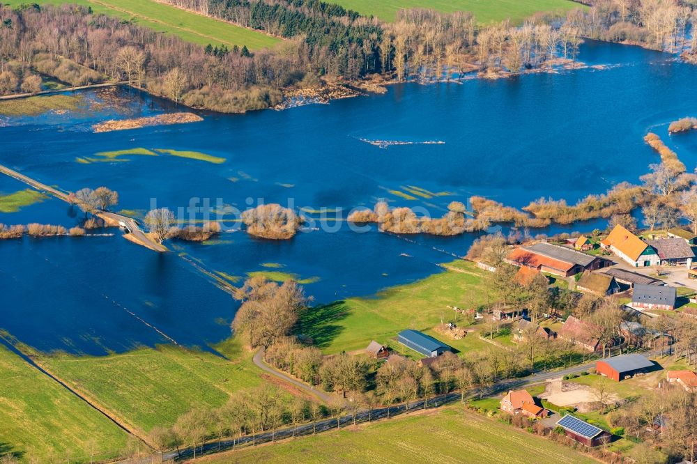 Luftbild Bremervörde - Überflutete Flutungswiesen am Hochwasser- Pegel führenden Flußbett der Oste in Bremervörde im Bundesland Niedersachsen, Deutschland