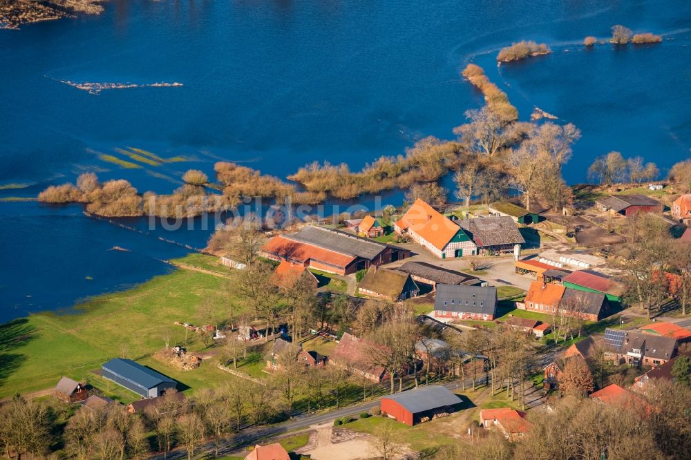 Luftaufnahme Bremervörde - Überflutete Flutungswiesen am Hochwasser- Pegel führenden Flußbett der Oste in Bremervörde im Bundesland Niedersachsen, Deutschland