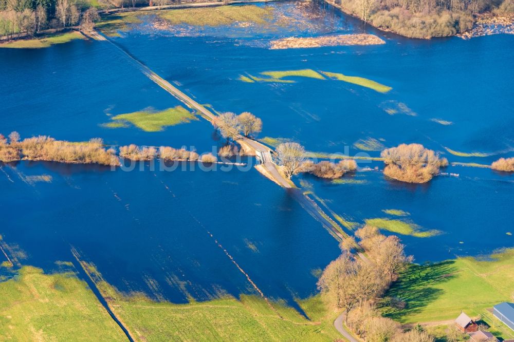 Luftbild Bremervörde - Überflutete Flutungswiesen am Hochwasser- Pegel führenden Flußbett der Oste in Bremervörde im Bundesland Niedersachsen, Deutschland