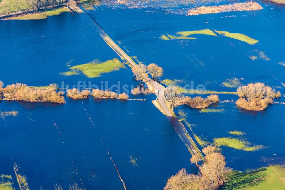 Luftaufnahme Bremervörde - Überflutete Flutungswiesen am Hochwasser- Pegel führenden Flußbett der Oste in Bremervörde im Bundesland Niedersachsen, Deutschland