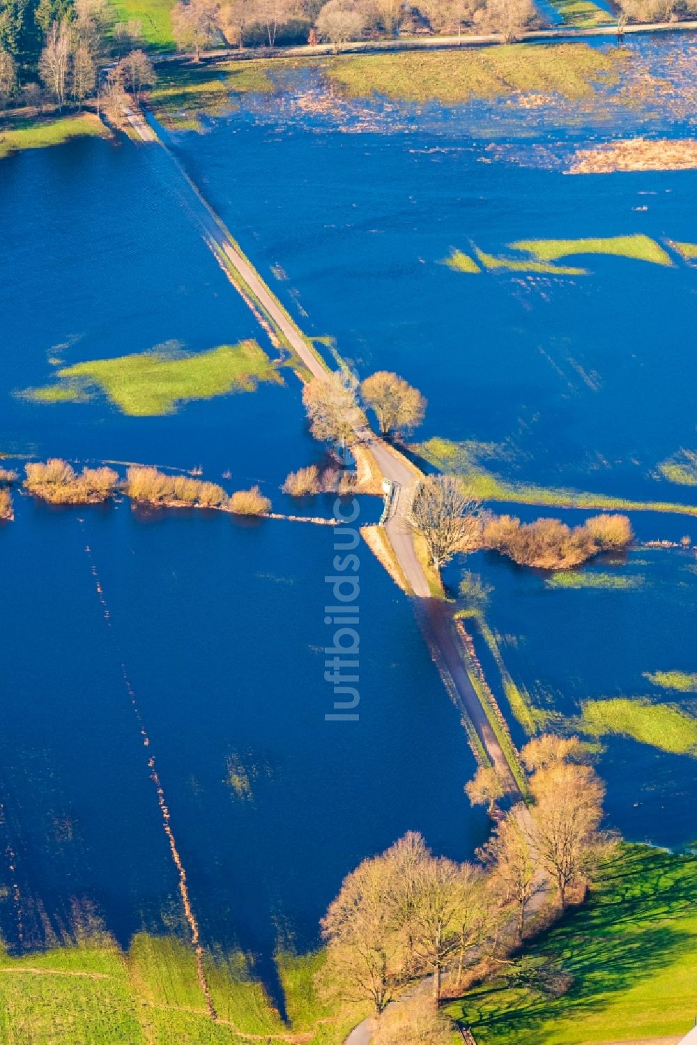 Bremervörde von oben - Überflutete Flutungswiesen am Hochwasser- Pegel führenden Flußbett der Oste in Bremervörde im Bundesland Niedersachsen, Deutschland