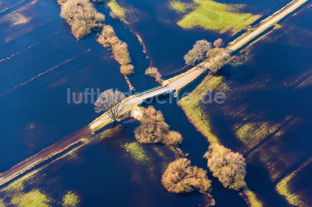 Luftbild Bremervörde - Überflutete Flutungswiesen am Hochwasser- Pegel führenden Flußbett der Oste in Bremervörde im Bundesland Niedersachsen, Deutschland