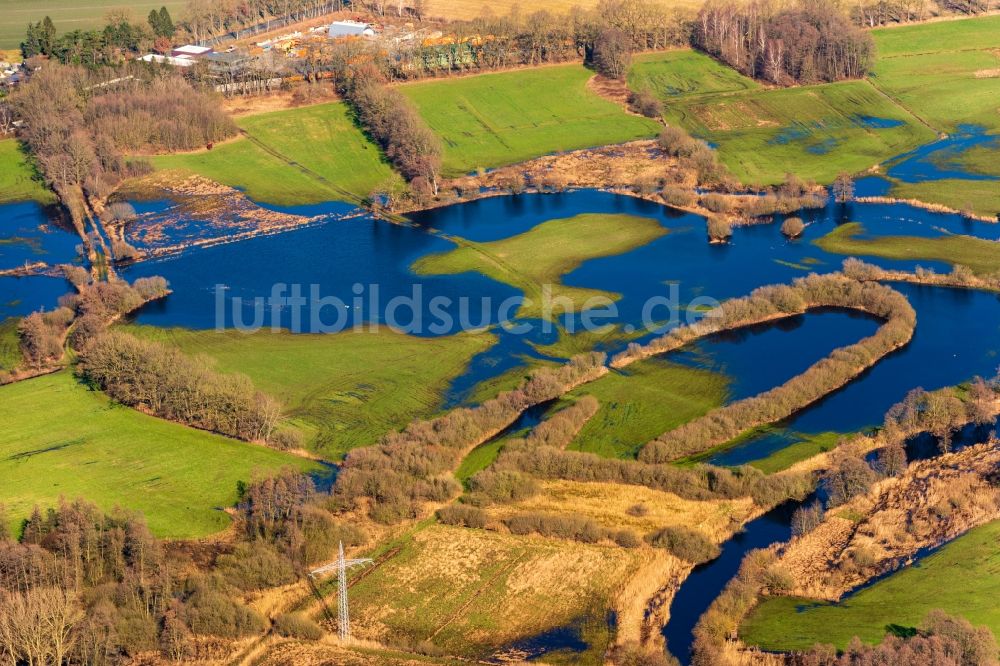 Bremervörde aus der Vogelperspektive: Überflutete Flutungswiesen am Hochwasser- Pegel führenden Flußbett der Oste in Bremervörde im Bundesland Niedersachsen, Deutschland