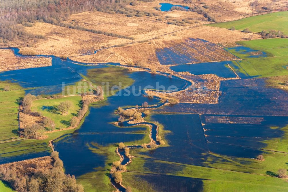 Luftbild Bremervörde - Überflutete Flutungswiesen am Hochwasser- Pegel führenden Flußbett der Oste in Bremervörde im Bundesland Niedersachsen, Deutschland