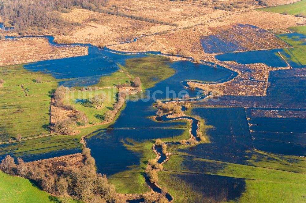 Luftaufnahme Bremervörde - Überflutete Flutungswiesen am Hochwasser- Pegel führenden Flußbett der Oste in Bremervörde im Bundesland Niedersachsen, Deutschland