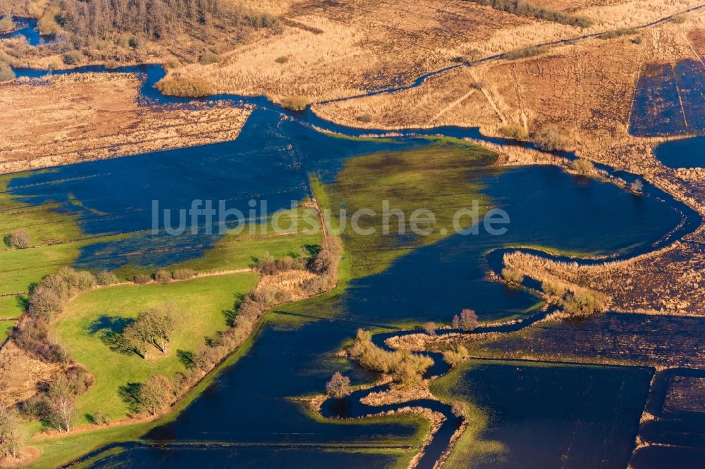 Bremervörde aus der Vogelperspektive: Überflutete Flutungswiesen am Hochwasser- Pegel führenden Flußbett der Oste in Bremervörde im Bundesland Niedersachsen, Deutschland