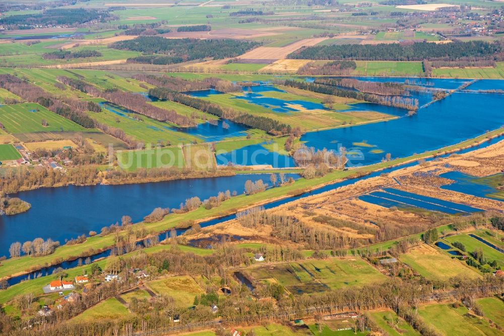 Bremervörde aus der Vogelperspektive: Überflutete Flutungswiesen am Hochwasser- Pegel führenden Flußbett der Oste in Bremervörde im Bundesland Niedersachsen, Deutschland