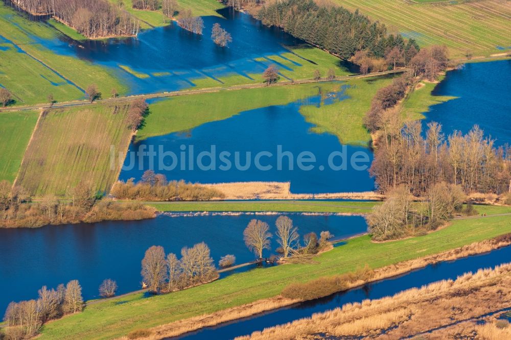 Bremervörde aus der Vogelperspektive: Überflutete Flutungswiesen am Hochwasser- Pegel führenden Flußbett der Oste in Bremervörde im Bundesland Niedersachsen, Deutschland