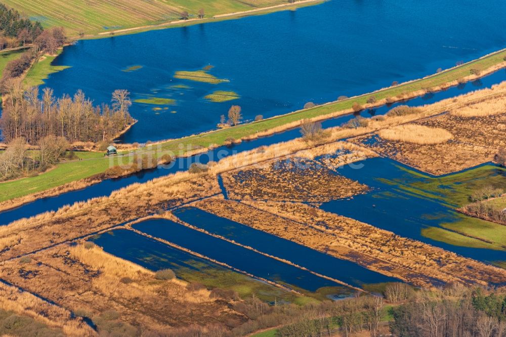 Luftaufnahme Bremervörde - Überflutete Flutungswiesen am Hochwasser- Pegel führenden Flußbett der Oste in Bremervörde im Bundesland Niedersachsen, Deutschland