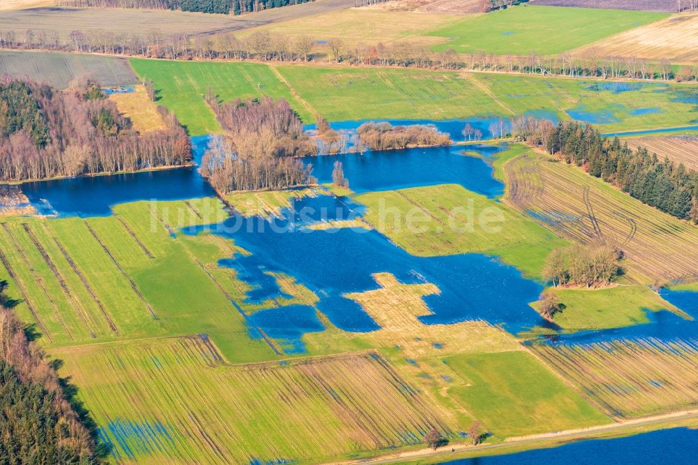 Bremervörde aus der Vogelperspektive: Überflutete Flutungswiesen am Hochwasser- Pegel führenden Flußbett der Oste in Bremervörde im Bundesland Niedersachsen, Deutschland