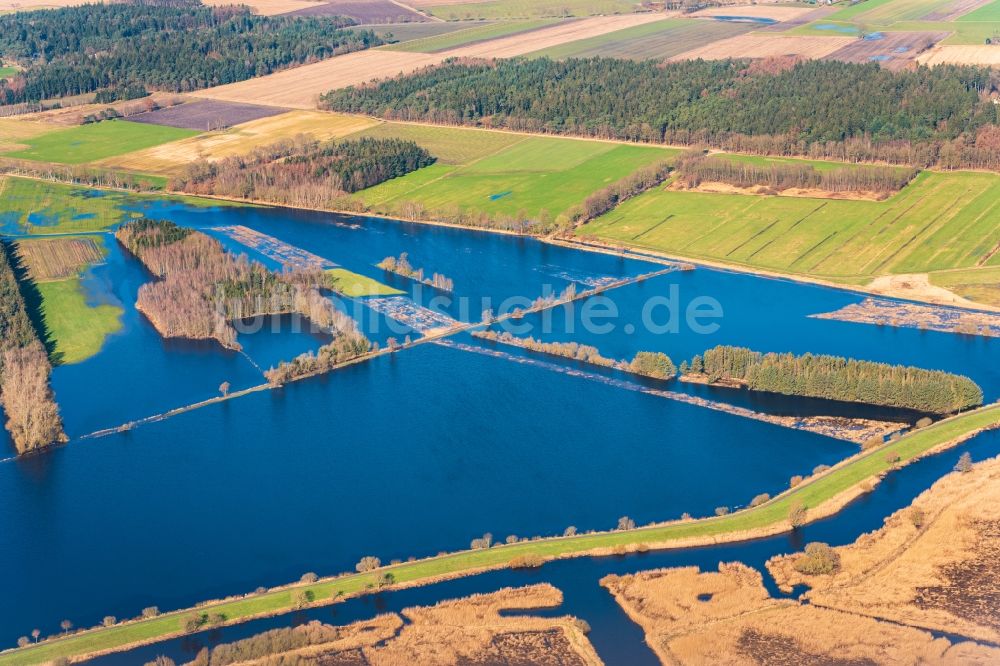 Luftbild Bremervörde - Überflutete Flutungswiesen am Hochwasser- Pegel führenden Flußbett der Oste in Bremervörde im Bundesland Niedersachsen, Deutschland