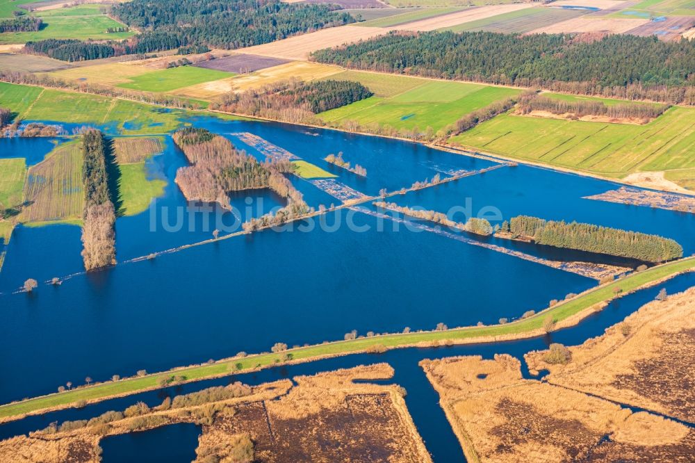 Luftaufnahme Bremervörde - Überflutete Flutungswiesen am Hochwasser- Pegel führenden Flußbett der Oste in Bremervörde im Bundesland Niedersachsen, Deutschland