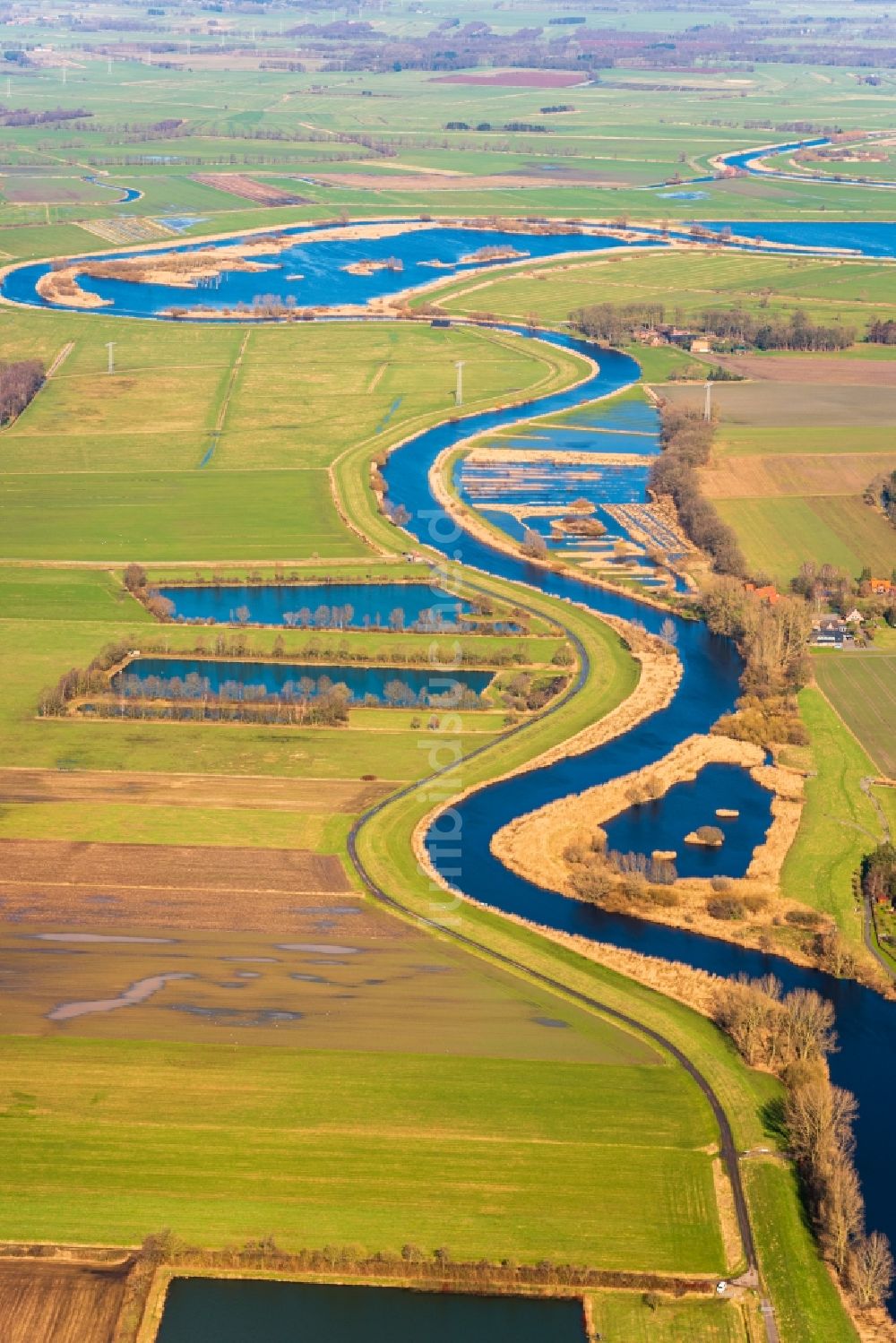 Estorf von oben - Überflutete Flutungswiesen am Hochwasser- Pegel führenden Flußbett der Oste in Estorf im Bundesland Niedersachsen, Deutschland