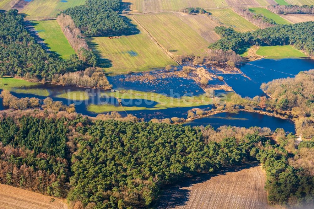 Luftbild Sandbostel - Überflutete Flutungswiesen am Hochwasser- Pegel führenden Flußbett Oste in Sandbostel im Bundesland Niedersachsen, Deutschland