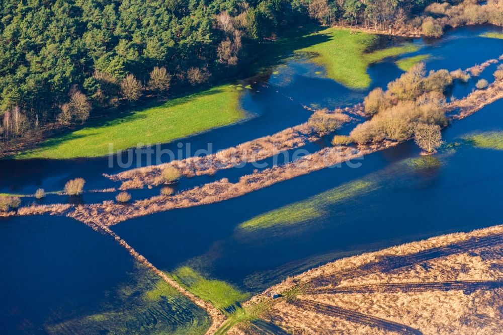 Sandbostel von oben - Überflutete Flutungswiesen am Hochwasser- Pegel führenden Flußbett Oste in Sandbostel im Bundesland Niedersachsen, Deutschland