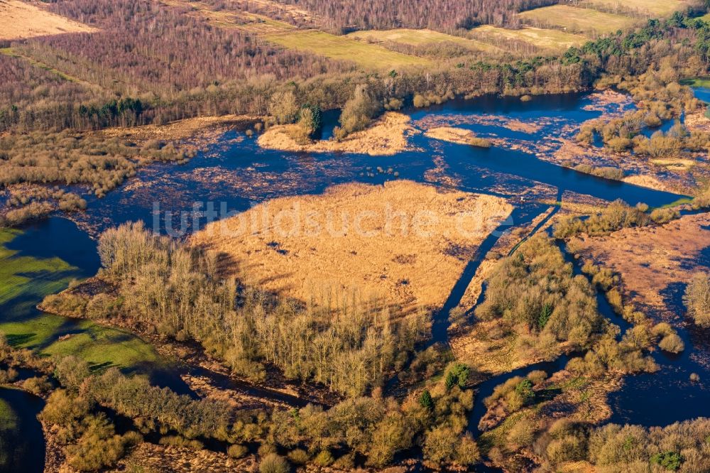 Sandbostel von oben - Überflutete Flutungswiesen am Hochwasser- Pegel führenden Flußbett Oste in Sandbostel im Bundesland Niedersachsen, Deutschland