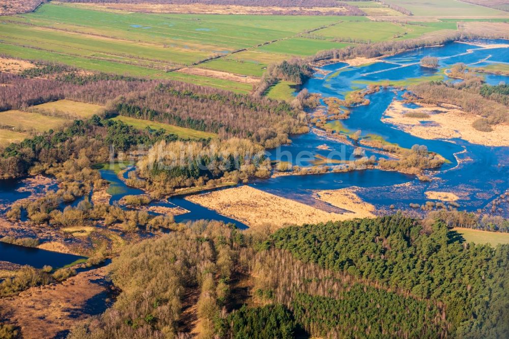 Sandbostel aus der Vogelperspektive: Überflutete Flutungswiesen am Hochwasser- Pegel führenden Flußbett Oste in Sandbostel im Bundesland Niedersachsen, Deutschland