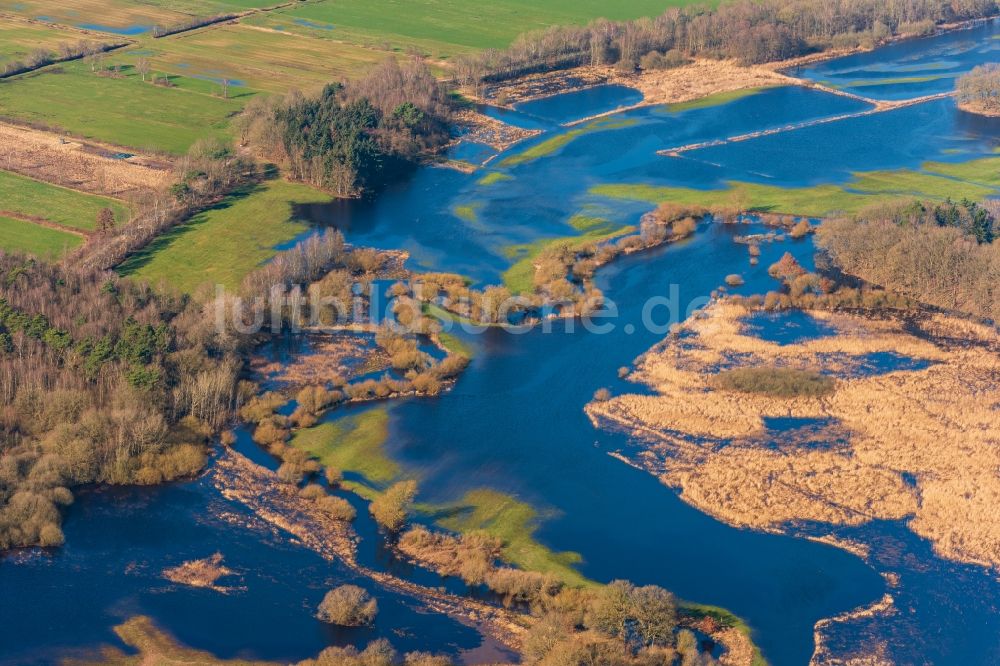 Luftaufnahme Sandbostel - Überflutete Flutungswiesen am Hochwasser- Pegel führenden Flußbett Oste in Sandbostel im Bundesland Niedersachsen, Deutschland