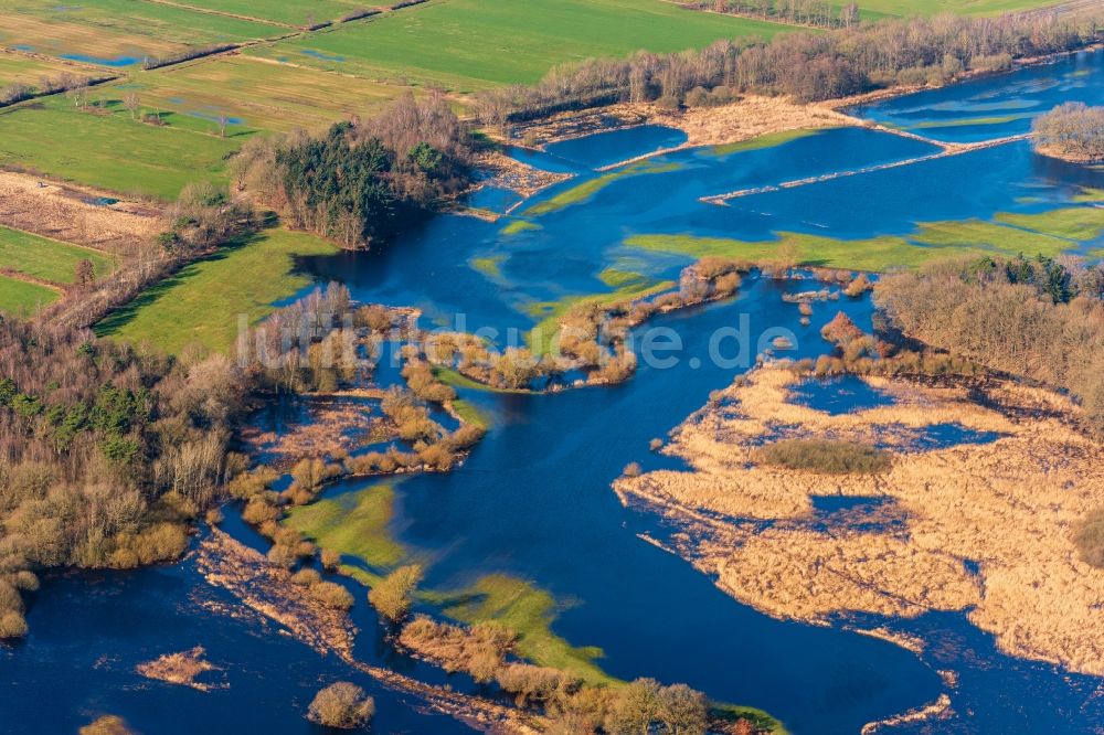 Sandbostel von oben - Überflutete Flutungswiesen am Hochwasser- Pegel führenden Flußbett Oste in Sandbostel im Bundesland Niedersachsen, Deutschland