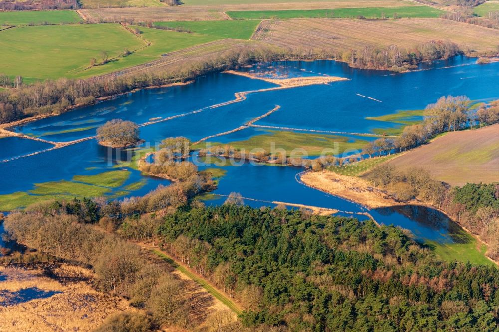 Sandbostel aus der Vogelperspektive: Überflutete Flutungswiesen am Hochwasser- Pegel führenden Flußbett Oste in Sandbostel im Bundesland Niedersachsen, Deutschland