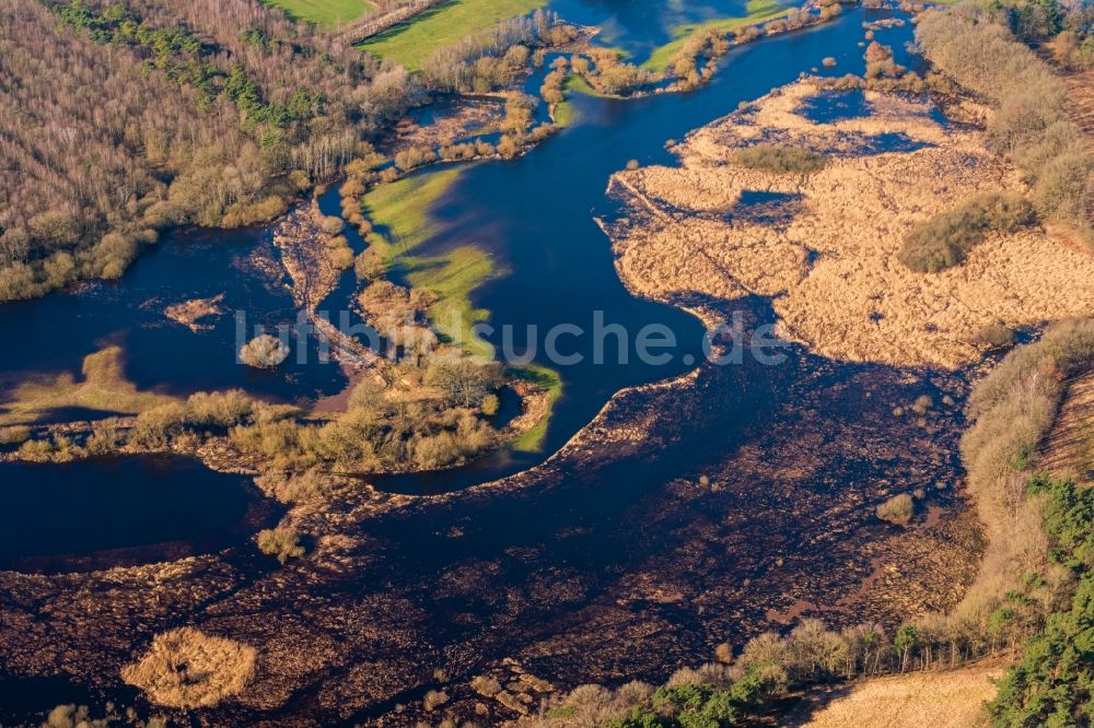 Luftaufnahme Sandbostel - Überflutete Flutungswiesen am Hochwasser- Pegel führenden Flußbett Oste in Sandbostel im Bundesland Niedersachsen, Deutschland