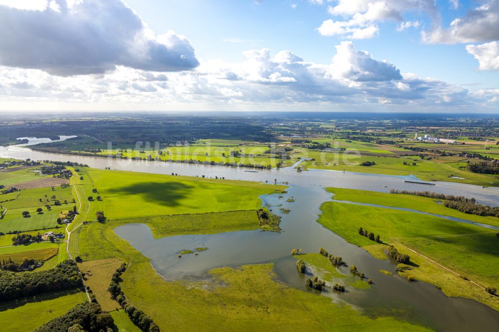 Luftaufnahme Voerde (Niederrhein) - Überflutete Flutungswiesen am Hochwasser- Pegel führenden Flußbett des Rhein in Voerde (Niederrhein) im Bundesland Nordrhein-Westfalen, Deutschland