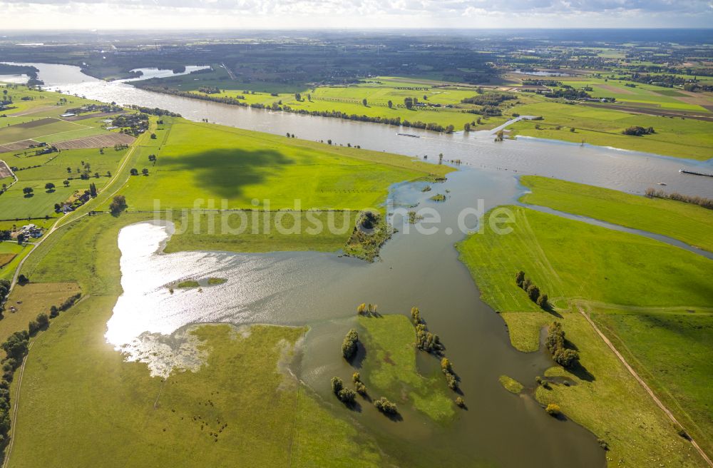 Luftbild Voerde (Niederrhein) - Überflutete Flutungswiesen am Hochwasser- Pegel führenden Flußbett des Rhein in Voerde (Niederrhein) im Bundesland Nordrhein-Westfalen, Deutschland