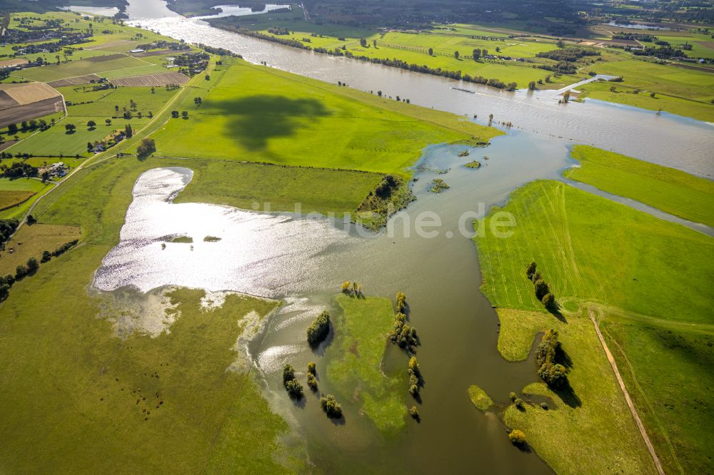 Luftaufnahme Voerde (Niederrhein) - Überflutete Flutungswiesen am Hochwasser- Pegel führenden Flußbett des Rhein in Voerde (Niederrhein) im Bundesland Nordrhein-Westfalen, Deutschland