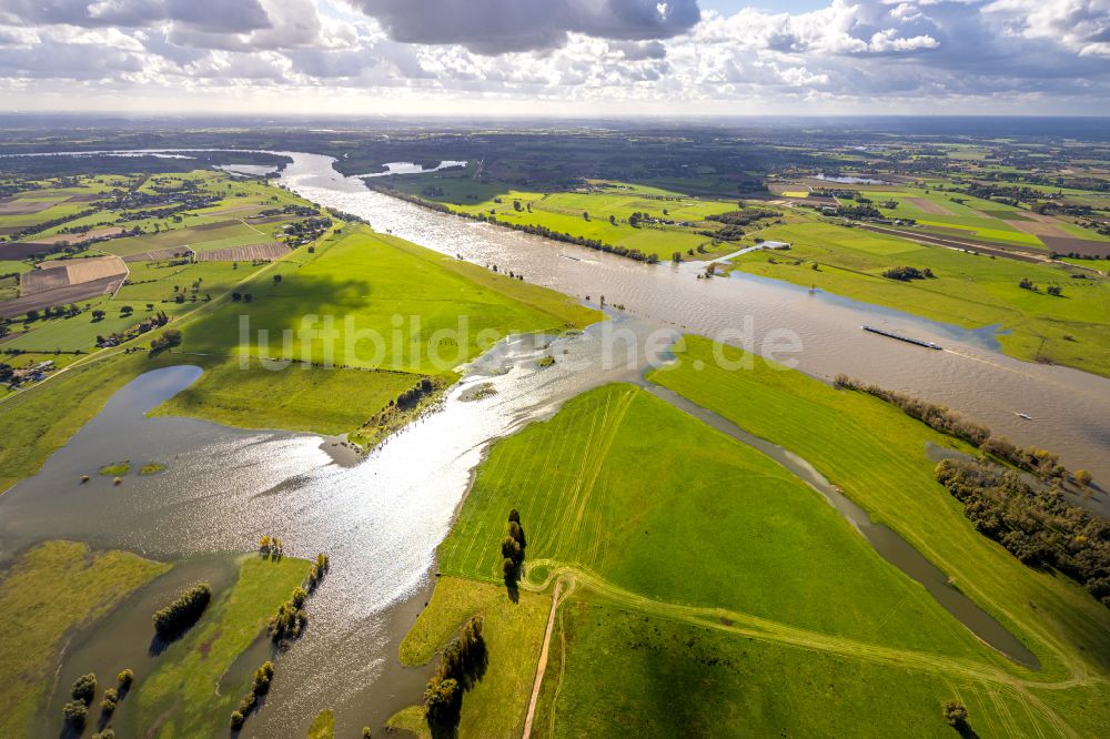 Voerde (Niederrhein) von oben - Überflutete Flutungswiesen am Hochwasser- Pegel führenden Flußbett des Rhein in Voerde (Niederrhein) im Bundesland Nordrhein-Westfalen, Deutschland