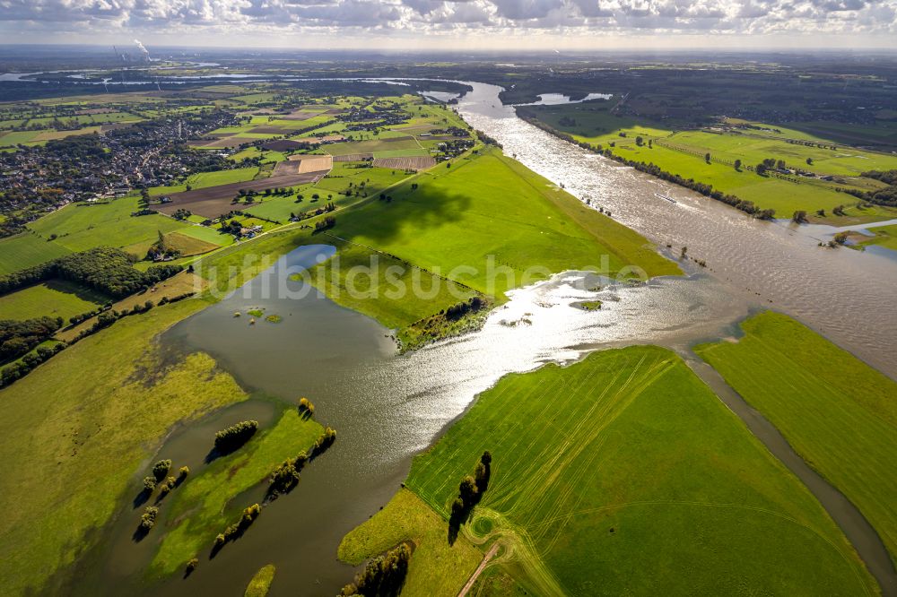 Voerde (Niederrhein) aus der Vogelperspektive: Überflutete Flutungswiesen am Hochwasser- Pegel führenden Flußbett des Rhein in Voerde (Niederrhein) im Bundesland Nordrhein-Westfalen, Deutschland