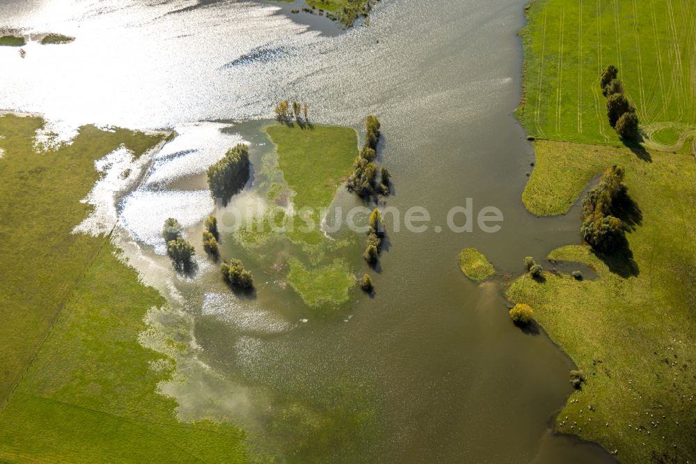 Luftbild Voerde (Niederrhein) - Überflutete Flutungswiesen am Hochwasser- Pegel führenden Flußbett des Rhein in Voerde (Niederrhein) im Bundesland Nordrhein-Westfalen, Deutschland