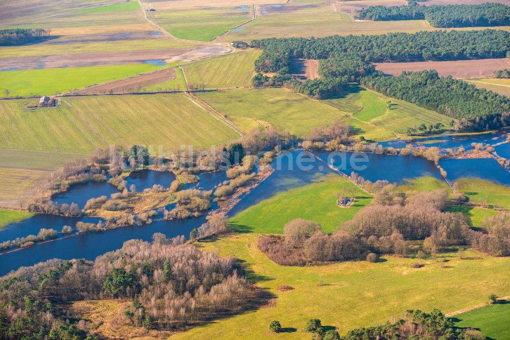 Sandbostel von oben - Überflutete Flutungswiesen am Hochwasser- Pegel führenden Flußbett in Sandbostel im Bundesland Niedersachsen, Deutschland