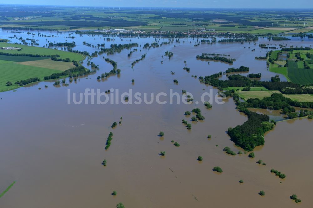 Schützberg von oben - Überflutete Landschaft mit Hochwasser Pegel - Situation durch Überschwemmung, Dammbruch und Übertritt der Ufer der Elbe bei Schützberg im Bundesland Sachsen-Anhalt