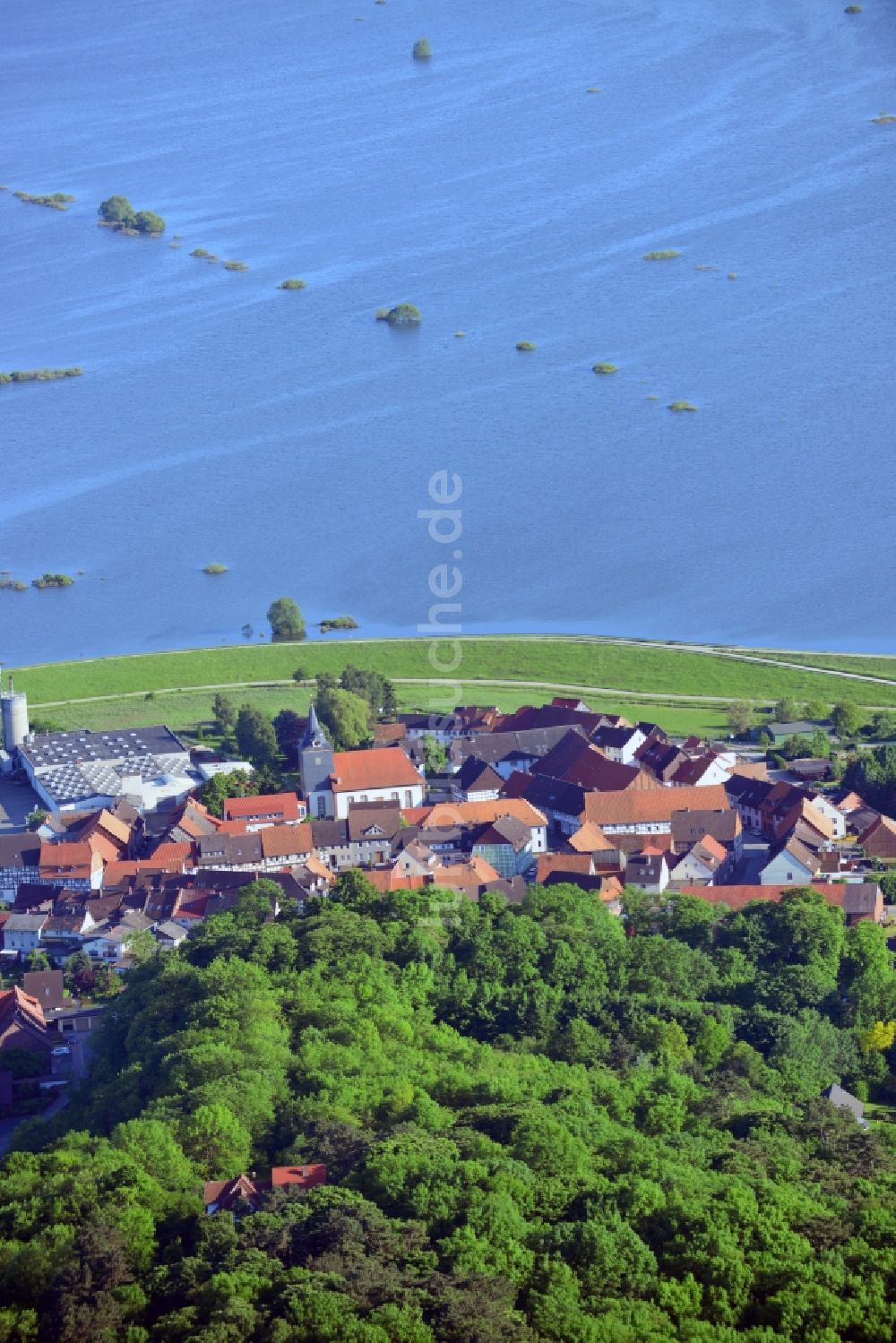 Einbeck Salzderhelden von oben - Überflutetes Hochwasser - Rückhaltebecken der Leine und Dorfansicht des Ortsteil Salzderhelden in Einbeck im Bundesland Niedersachsen