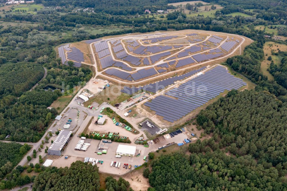 Luftaufnahme Eberswalde - Berg der aufgeschütteten Mülldeponie in Eberswalde im Bundesland Brandenburg, Deutschland